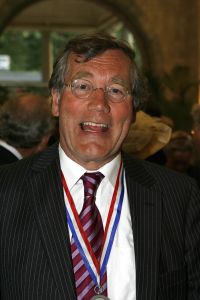 08-06-2006 SHOWBIZZ; HARINGPARTY IS OOK MET ORANJEKOORTS BESMET.Op de 45ste Nationale Haringpartij op het prachtige landgoed van Kasteel Neijenrode in Breukelen was de oude haring nog net niet oranje.Wel veel dames en heren waren in het oranje getint zoals o.a. dassen,jurkjes,schoenen en natuurlijk de hoedjes. Het leverde als elk jaar weer een prachtig schouwspel op in het heerlijke zomerse zonlicht.Vele honderden genodigden waren weer naar Breukelen afgereist om een oud haringtje te nuttigen.Er waren weer tal van bekenden uit de mode, politiek,showbizz en media wereld aanwezig. De haring smaakte prima, de wijn was al vroeg op en de sfeer was top zoals al 45 jaar bij het haring happen. Hopelijk zijn er volgend jaar weer de echte Hollandsche nieuwe maatjes aanwezig.
foto: Albert den Iseger.