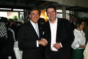 08-06-2006 SHOWBIZZ; HARINGPARTY IS OOK MET ORANJEKOORTS BESMET.Op de 45ste Nationale Haringpartij op het prachtige landgoed van Kasteel Neijenrode in Breukelen was de oude haring nog net niet oranje.Wel veel dames en heren waren in het oranje getint zoals o.a. dassen,jurkjes,schoenen en natuurlijk de hoedjes. Het leverde als elk jaar weer een prachtig schouwspel op in het heerlijke zomerse zonlicht.Vele honderden genodigden waren weer naar Breukelen afgereist om een oud haringtje te nuttigen.Er waren weer tal van bekenden uit de mode, politiek,showbizz en media wereld aanwezig. De haring smaakte prima, de wijn was al vroeg op en de sfeer was top zoals al 45 jaar bij het haring happen. Hopelijk zijn er volgend jaar weer de echte Hollandsche nieuwe maatjes aanwezig.
foto: Albert den Iseger.