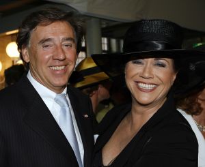 08-06-2006 SHOWBIZZ; HARINGPARTY IS OOK MET ORANJEKOORTS BESMET.Op de 45ste Nationale Haringpartij op het prachtige landgoed van Kasteel Neijenrode in Breukelen was de oude haring nog net niet oranje.Wel veel dames en heren waren in het oranje getint zoals o.a. dassen,jurkjes,schoenen en natuurlijk de hoedjes. Het leverde als elk jaar weer een prachtig schouwspel op in het heerlijke zomerse zonlicht.Vele honderden genodigden waren weer naar Breukelen afgereist om een oud haringtje te nuttigen.Er waren weer tal van bekenden uit de mode, politiek,showbizz en media wereld aanwezig. De haring smaakte prima, de wijn was al vroeg op en de sfeer was top zoals al 45 jaar bij het haring happen. Hopelijk zijn er volgend jaar weer de echte Hollandsche nieuwe maatjes aanwezig.
foto: Albert den Iseger.