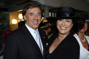 08-06-2006 SHOWBIZZ; HARINGPARTY IS OOK MET ORANJEKOORTS BESMET.Op de 45ste Nationale Haringpartij op het prachtige landgoed van Kasteel Neijenrode in Breukelen was de oude haring nog net niet oranje.Wel veel dames en heren waren in het oranje getint zoals o.a. dassen,jurkjes,schoenen en natuurlijk de hoedjes. Het leverde als elk jaar weer een prachtig schouwspel op in het heerlijke zomerse zonlicht.Vele honderden genodigden waren weer naar Breukelen afgereist om een oud haringtje te nuttigen.Er waren weer tal van bekenden uit de mode, politiek,showbizz en media wereld aanwezig. De haring smaakte prima, de wijn was al vroeg op en de sfeer was top zoals al 45 jaar bij het haring happen. Hopelijk zijn er volgend jaar weer de echte Hollandsche nieuwe maatjes aanwezig.
foto: Albert den Iseger.