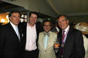 08-06-2006 SHOWBIZZ; HARINGPARTY IS OOK MET ORANJEKOORTS BESMET.Op de 45ste Nationale Haringpartij op het prachtige landgoed van Kasteel Neijenrode in Breukelen was de oude haring nog net niet oranje.Wel veel dames en heren waren in het oranje getint zoals o.a. dassen,jurkjes,schoenen en natuurlijk de hoedjes. Het leverde als elk jaar weer een prachtig schouwspel op in het heerlijke zomerse zonlicht.Vele honderden genodigden waren weer naar Breukelen afgereist om een oud haringtje te nuttigen.Er waren weer tal van bekenden uit de mode, politiek,showbizz en media wereld aanwezig. De haring smaakte prima, de wijn was al vroeg op en de sfeer was top zoals al 45 jaar bij het haring happen. Hopelijk zijn er volgend jaar weer de echte Hollandsche nieuwe maatjes aanwezig.
foto: Albert den Iseger.