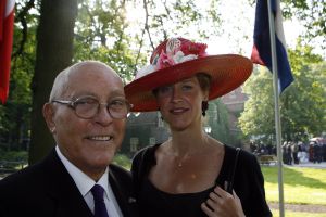 08-06-2006 SHOWBIZZ; HARINGPARTY IS OOK MET ORANJEKOORTS BESMET.Op de 45ste Nationale Haringpartij op het prachtige landgoed van Kasteel Neijenrode in Breukelen was de oude haring nog net niet oranje.Wel veel dames en heren waren in het oranje getint zoals o.a. dassen,jurkjes,schoenen en natuurlijk de hoedjes. Het leverde als elk jaar weer een prachtig schouwspel op in het heerlijke zomerse zonlicht.Vele honderden genodigden waren weer naar Breukelen afgereist om een oud haringtje te nuttigen.Er waren weer tal van bekenden uit de mode, politiek,showbizz en media wereld aanwezig. De haring smaakte prima, de wijn was al vroeg op en de sfeer was top zoals al 45 jaar bij het haring happen. Hopelijk zijn er volgend jaar weer de echte Hollandsche nieuwe maatjes aanwezig.
foto: Albert den Iseger.