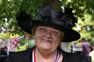 08-06-2006 SHOWBIZZ; HARINGPARTY IS OOK MET ORANJEKOORTS BESMET.Op de 45ste Nationale Haringpartij op het prachtige landgoed van Kasteel Neijenrode in Breukelen was de oude haring nog net niet oranje.Wel veel dames en heren waren in het oranje getint zoals o.a. dassen,jurkjes,schoenen en natuurlijk de hoedjes. Het leverde als elk jaar weer een prachtig schouwspel op in het heerlijke zomerse zonlicht.Vele honderden genodigden waren weer naar Breukelen afgereist om een oud haringtje te nuttigen.Er waren weer tal van bekenden uit de mode, politiek,showbizz en media wereld aanwezig. De haring smaakte prima, de wijn was al vroeg op en de sfeer was top zoals al 45 jaar bij het haring happen. Hopelijk zijn er volgend jaar weer de echte Hollandsche nieuwe maatjes aanwezig.
foto: Albert den Iseger.