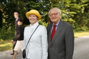 08-06-2006 SHOWBIZZ; HARINGPARTY IS OOK MET ORANJEKOORTS BESMET.Op de 45ste Nationale Haringpartij op het prachtige landgoed van Kasteel Neijenrode in Breukelen was de oude haring nog net niet oranje.Wel veel dames en heren waren in het oranje getint zoals o.a. dassen,jurkjes,schoenen en natuurlijk de hoedjes. Het leverde als elk jaar weer een prachtig schouwspel op in het heerlijke zomerse zonlicht.Vele honderden genodigden waren weer naar Breukelen afgereist om een oud haringtje te nuttigen.Er waren weer tal van bekenden uit de mode, politiek,showbizz en media wereld aanwezig. De haring smaakte prima, de wijn was al vroeg op en de sfeer was top zoals al 45 jaar bij het haring happen. Hopelijk zijn er volgend jaar weer de echte Hollandsche nieuwe maatjes aanwezig.
foto: Albert den Iseger.