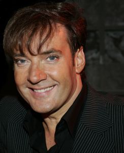 06-12-2004 SHOWBIZZ GERARD JOLING IN AHOY; ONLY JOLING LIFE IN AHOY ROTTERDAM GASTEN EN GENODIGDEN OP DE PARTY AFTER.
FOTO; ALBERT DEN ISEGER
