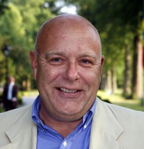 08-06-2006 SHOWBIZZ; HARINGPARTY IS OOK MET ORANJEKOORTS BESMET.Op de 45ste Nationale Haringpartij op het prachtige landgoed van Kasteel Neijenrode in Breukelen was de oude haring nog net niet oranje.Wel veel dames en heren waren in het oranje getint zoals o.a. dassen,jurkjes,schoenen en natuurlijk de hoedjes. Het leverde als elk jaar weer een prachtig schouwspel op in het heerlijke zomerse zonlicht.Vele honderden genodigden waren weer naar Breukelen afgereist om een oud haringtje te nuttigen.Er waren weer tal van bekenden uit de mode, politiek,showbizz en media wereld aanwezig. De haring smaakte prima, de wijn was al vroeg op en de sfeer was top zoals al 45 jaar bij het haring happen. Hopelijk zijn er volgend jaar weer de echte Hollandsche nieuwe maatjes aanwezig.
foto: Albert den Iseger.