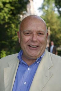 08-06-2006 SHOWBIZZ; HARINGPARTY IS OOK MET ORANJEKOORTS BESMET.Op de 45ste Nationale Haringpartij op het prachtige landgoed van Kasteel Neijenrode in Breukelen was de oude haring nog net niet oranje.Wel veel dames en heren waren in het oranje getint zoals o.a. dassen,jurkjes,schoenen en natuurlijk de hoedjes. Het leverde als elk jaar weer een prachtig schouwspel op in het heerlijke zomerse zonlicht.Vele honderden genodigden waren weer naar Breukelen afgereist om een oud haringtje te nuttigen.Er waren weer tal van bekenden uit de mode, politiek,showbizz en media wereld aanwezig. De haring smaakte prima, de wijn was al vroeg op en de sfeer was top zoals al 45 jaar bij het haring happen. Hopelijk zijn er volgend jaar weer de echte Hollandsche nieuwe maatjes aanwezig.
foto: Albert den Iseger.
