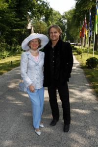 08-06-2006 SHOWBIZZ; HARINGPARTY IS OOK MET ORANJEKOORTS BESMET.Op de 45ste Nationale Haringpartij op het prachtige landgoed van Kasteel Neijenrode in Breukelen was de oude haring nog net niet oranje.Wel veel dames en heren waren in het oranje getint zoals o.a. dassen,jurkjes,schoenen en natuurlijk de hoedjes. Het leverde als elk jaar weer een prachtig schouwspel op in het heerlijke zomerse zonlicht.Vele honderden genodigden waren weer naar Breukelen afgereist om een oud haringtje te nuttigen.Er waren weer tal van bekenden uit de mode, politiek,showbizz en media wereld aanwezig. De haring smaakte prima, de wijn was al vroeg op en de sfeer was top zoals al 45 jaar bij het haring happen. Hopelijk zijn er volgend jaar weer de echte Hollandsche nieuwe maatjes aanwezig.
foto: Albert den Iseger.