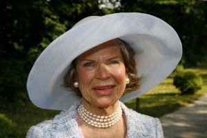 08-06-2006 SHOWBIZZ; HARINGPARTY IS OOK MET ORANJEKOORTS BESMET.Op de 45ste Nationale Haringpartij op het prachtige landgoed van Kasteel Neijenrode in Breukelen was de oude haring nog net niet oranje.Wel veel dames en heren waren in het oranje getint zoals o.a. dassen,jurkjes,schoenen en natuurlijk de hoedjes. Het leverde als elk jaar weer een prachtig schouwspel op in het heerlijke zomerse zonlicht.Vele honderden genodigden waren weer naar Breukelen afgereist om een oud haringtje te nuttigen.Er waren weer tal van bekenden uit de mode, politiek,showbizz en media wereld aanwezig. De haring smaakte prima, de wijn was al vroeg op en de sfeer was top zoals al 45 jaar bij het haring happen. Hopelijk zijn er volgend jaar weer de echte Hollandsche nieuwe maatjes aanwezig.
foto: Albert den Iseger.