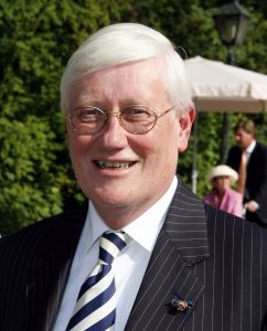 08-06-2006 SHOWBIZZ; HARINGPARTY IS OOK MET ORANJEKOORTS BESMET.Op de 45ste Nationale Haringpartij op het prachtige landgoed van Kasteel Neijenrode in Breukelen was de oude haring nog net niet oranje.Wel veel dames en heren waren in het oranje getint zoals o.a. dassen,jurkjes,schoenen en natuurlijk de hoedjes. Het leverde als elk jaar weer een prachtig schouwspel op in het heerlijke zomerse zonlicht.Vele honderden genodigden waren weer naar Breukelen afgereist om een oud haringtje te nuttigen.Er waren weer tal van bekenden uit de mode, politiek,showbizz en media wereld aanwezig. De haring smaakte prima, de wijn was al vroeg op en de sfeer was top zoals al 45 jaar bij het haring happen. Hopelijk zijn er volgend jaar weer de echte Hollandsche nieuwe maatjes aanwezig.
foto: Albert den Iseger.