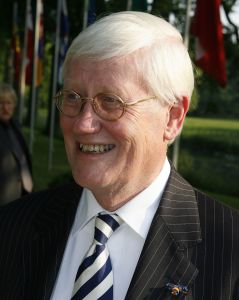 08-06-2006 SHOWBIZZ; HARINGPARTY IS OOK MET ORANJEKOORTS BESMET.Op de 45ste Nationale Haringpartij op het prachtige landgoed van Kasteel Neijenrode in Breukelen was de oude haring nog net niet oranje.Wel veel dames en heren waren in het oranje getint zoals o.a. dassen,jurkjes,schoenen en natuurlijk de hoedjes. Het leverde als elk jaar weer een prachtig schouwspel op in het heerlijke zomerse zonlicht.Vele honderden genodigden waren weer naar Breukelen afgereist om een oud haringtje te nuttigen.Er waren weer tal van bekenden uit de mode, politiek,showbizz en media wereld aanwezig. De haring smaakte prima, de wijn was al vroeg op en de sfeer was top zoals al 45 jaar bij het haring happen. Hopelijk zijn er volgend jaar weer de echte Hollandsche nieuwe maatjes aanwezig.
foto: Albert den Iseger.