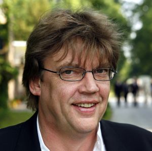 08-06-2006 SHOWBIZZ; HARINGPARTY IS OOK MET ORANJEKOORTS BESMET.Op de 45ste Nationale Haringpartij op het prachtige landgoed van Kasteel Neijenrode in Breukelen was de oude haring nog net niet oranje.Wel veel dames en heren waren in het oranje getint zoals o.a. dassen,jurkjes,schoenen en natuurlijk de hoedjes. Het leverde als elk jaar weer een prachtig schouwspel op in het heerlijke zomerse zonlicht.Vele honderden genodigden waren weer naar Breukelen afgereist om een oud haringtje te nuttigen.Er waren weer tal van bekenden uit de mode, politiek,showbizz en media wereld aanwezig. De haring smaakte prima, de wijn was al vroeg op en de sfeer was top zoals al 45 jaar bij het haring happen. Hopelijk zijn er volgend jaar weer de echte Hollandsche nieuwe maatjes aanwezig.
foto: Albert den Iseger.