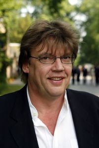 08-06-2006 SHOWBIZZ; HARINGPARTY IS OOK MET ORANJEKOORTS BESMET.Op de 45ste Nationale Haringpartij op het prachtige landgoed van Kasteel Neijenrode in Breukelen was de oude haring nog net niet oranje.Wel veel dames en heren waren in het oranje getint zoals o.a. dassen,jurkjes,schoenen en natuurlijk de hoedjes. Het leverde als elk jaar weer een prachtig schouwspel op in het heerlijke zomerse zonlicht.Vele honderden genodigden waren weer naar Breukelen afgereist om een oud haringtje te nuttigen.Er waren weer tal van bekenden uit de mode, politiek,showbizz en media wereld aanwezig. De haring smaakte prima, de wijn was al vroeg op en de sfeer was top zoals al 45 jaar bij het haring happen. Hopelijk zijn er volgend jaar weer de echte Hollandsche nieuwe maatjes aanwezig.
foto: Albert den Iseger.