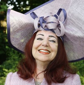 08-06-2006 SHOWBIZZ; HARINGPARTY IS OOK MET ORANJEKOORTS BESMET.Op de 45ste Nationale Haringpartij op het prachtige landgoed van Kasteel Neijenrode in Breukelen was de oude haring nog net niet oranje.Wel veel dames en heren waren in het oranje getint zoals o.a. dassen,jurkjes,schoenen en natuurlijk de hoedjes. Het leverde als elk jaar weer een prachtig schouwspel op in het heerlijke zomerse zonlicht.Vele honderden genodigden waren weer naar Breukelen afgereist om een oud haringtje te nuttigen.Er waren weer tal van bekenden uit de mode, politiek,showbizz en media wereld aanwezig. De haring smaakte prima, de wijn was al vroeg op en de sfeer was top zoals al 45 jaar bij het haring happen. Hopelijk zijn er volgend jaar weer de echte Hollandsche nieuwe maatjes aanwezig.
foto: Albert den Iseger.