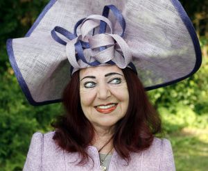 08-06-2006 SHOWBIZZ; HARINGPARTY IS OOK MET ORANJEKOORTS BESMET.Op de 45ste Nationale Haringpartij op het prachtige landgoed van Kasteel Neijenrode in Breukelen was de oude haring nog net niet oranje.Wel veel dames en heren waren in het oranje getint zoals o.a. dassen,jurkjes,schoenen en natuurlijk de hoedjes. Het leverde als elk jaar weer een prachtig schouwspel op in het heerlijke zomerse zonlicht.Vele honderden genodigden waren weer naar Breukelen afgereist om een oud haringtje te nuttigen.Er waren weer tal van bekenden uit de mode, politiek,showbizz en media wereld aanwezig. De haring smaakte prima, de wijn was al vroeg op en de sfeer was top zoals al 45 jaar bij het haring happen. Hopelijk zijn er volgend jaar weer de echte Hollandsche nieuwe maatjes aanwezig.
foto: Albert den Iseger.