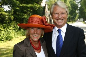 08-06-2006 SHOWBIZZ; HARINGPARTY IS OOK MET ORANJEKOORTS BESMET.Op de 45ste Nationale Haringpartij op het prachtige landgoed van Kasteel Neijenrode in Breukelen was de oude haring nog net niet oranje.Wel veel dames en heren waren in het oranje getint zoals o.a. dassen,jurkjes,schoenen en natuurlijk de hoedjes. Het leverde als elk jaar weer een prachtig schouwspel op in het heerlijke zomerse zonlicht.Vele honderden genodigden waren weer naar Breukelen afgereist om een oud haringtje te nuttigen.Er waren weer tal van bekenden uit de mode, politiek,showbizz en media wereld aanwezig. De haring smaakte prima, de wijn was al vroeg op en de sfeer was top zoals al 45 jaar bij het haring happen. Hopelijk zijn er volgend jaar weer de echte Hollandsche nieuwe maatjes aanwezig.
foto: Albert den Iseger.