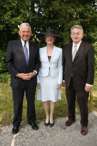 08-06-2006 SHOWBIZZ; HARINGPARTY IS OOK MET ORANJEKOORTS BESMET.Op de 45ste Nationale Haringpartij op het prachtige landgoed van Kasteel Neijenrode in Breukelen was de oude haring nog net niet oranje.Wel veel dames en heren waren in het oranje getint zoals o.a. dassen,jurkjes,schoenen en natuurlijk de hoedjes. Het leverde als elk jaar weer een prachtig schouwspel op in het heerlijke zomerse zonlicht.Vele honderden genodigden waren weer naar Breukelen afgereist om een oud haringtje te nuttigen.Er waren weer tal van bekenden uit de mode, politiek,showbizz en media wereld aanwezig. De haring smaakte prima, de wijn was al vroeg op en de sfeer was top zoals al 45 jaar bij het haring happen. Hopelijk zijn er volgend jaar weer de echte Hollandsche nieuwe maatjes aanwezig.
foto: Albert den Iseger.