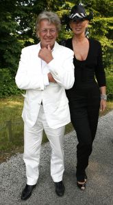 08-06-2006 SHOWBIZZ; HARINGPARTY IS OOK MET ORANJEKOORTS BESMET.Op de 45ste Nationale Haringpartij op het prachtige landgoed van Kasteel Neijenrode in Breukelen was de oude haring nog net niet oranje.Wel veel dames en heren waren in het oranje getint zoals o.a. dassen,jurkjes,schoenen en natuurlijk de hoedjes. Het leverde als elk jaar weer een prachtig schouwspel op in het heerlijke zomerse zonlicht.Vele honderden genodigden waren weer naar Breukelen afgereist om een oud haringtje te nuttigen.Er waren weer tal van bekenden uit de mode, politiek,showbizz en media wereld aanwezig. De haring smaakte prima, de wijn was al vroeg op en de sfeer was top zoals al 45 jaar bij het haring happen. Hopelijk zijn er volgend jaar weer de echte Hollandsche nieuwe maatjes aanwezig.
foto: Albert den Iseger.