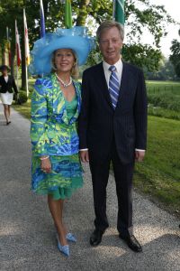 08-06-2006 SHOWBIZZ; HARINGPARTY IS OOK MET ORANJEKOORTS BESMET.Op de 45ste Nationale Haringpartij op het prachtige landgoed van Kasteel Neijenrode in Breukelen was de oude haring nog net niet oranje.Wel veel dames en heren waren in het oranje getint zoals o.a. dassen,jurkjes,schoenen en natuurlijk de hoedjes. Het leverde als elk jaar weer een prachtig schouwspel op in het heerlijke zomerse zonlicht.Vele honderden genodigden waren weer naar Breukelen afgereist om een oud haringtje te nuttigen.Er waren weer tal van bekenden uit de mode, politiek,showbizz en media wereld aanwezig. De haring smaakte prima, de wijn was al vroeg op en de sfeer was top zoals al 45 jaar bij het haring happen. Hopelijk zijn er volgend jaar weer de echte Hollandsche nieuwe maatjes aanwezig.
foto: Albert den Iseger.