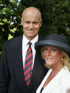 08-06-2006 SHOWBIZZ; HARINGPARTY IS OOK MET ORANJEKOORTS BESMET.Op de 45ste Nationale Haringpartij op het prachtige landgoed van Kasteel Neijenrode in Breukelen was de oude haring nog net niet oranje.Wel veel dames en heren waren in het oranje getint zoals o.a. dassen,jurkjes,schoenen en natuurlijk de hoedjes. Het leverde als elk jaar weer een prachtig schouwspel op in het heerlijke zomerse zonlicht.Vele honderden genodigden waren weer naar Breukelen afgereist om een oud haringtje te nuttigen.Er waren weer tal van bekenden uit de mode, politiek,showbizz en media wereld aanwezig. De haring smaakte prima, de wijn was al vroeg op en de sfeer was top zoals al 45 jaar bij het haring happen. Hopelijk zijn er volgend jaar weer de echte Hollandsche nieuwe maatjes aanwezig.
foto: Albert den Iseger.