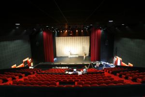 28-06-2006 SHOWBIZZ; 15 JULI OPENT MAGIC PALACE DE DEUREN MAAR ZONDER HANS IN DE SHOW. Hans wordt de directeur en begeleider van het totale project in Torremolinos.
De dagelijkse show van 1.5 uur word nu in zijn geheel ingevuld door Renzo, Oscar, Mara en Stefan Kazan. Het hele verhaal deze week met foto\'s uit Torremolinos in de Prive.
foto: Albert den Iseger.