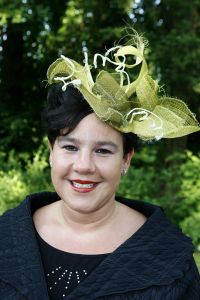 08-06-2006 SHOWBIZZ; HARINGPARTY IS OOK MET ORANJEKOORTS BESMET.Op de 45ste Nationale Haringpartij op het prachtige landgoed van Kasteel Neijenrode in Breukelen was de oude haring nog net niet oranje.Wel veel dames en heren waren in het oranje getint zoals o.a. dassen,jurkjes,schoenen en natuurlijk de hoedjes. Het leverde als elk jaar weer een prachtig schouwspel op in het heerlijke zomerse zonlicht.Vele honderden genodigden waren weer naar Breukelen afgereist om een oud haringtje te nuttigen.Er waren weer tal van bekenden uit de mode, politiek,showbizz en media wereld aanwezig. De haring smaakte prima, de wijn was al vroeg op en de sfeer was top zoals al 45 jaar bij het haring happen. Hopelijk zijn er volgend jaar weer de echte Hollandsche nieuwe maatjes aanwezig.
foto: Albert den Iseger.