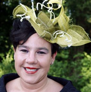 08-06-2006 SHOWBIZZ; HARINGPARTY IS OOK MET ORANJEKOORTS BESMET.Op de 45ste Nationale Haringpartij op het prachtige landgoed van Kasteel Neijenrode in Breukelen was de oude haring nog net niet oranje.Wel veel dames en heren waren in het oranje getint zoals o.a. dassen,jurkjes,schoenen en natuurlijk de hoedjes. Het leverde als elk jaar weer een prachtig schouwspel op in het heerlijke zomerse zonlicht.Vele honderden genodigden waren weer naar Breukelen afgereist om een oud haringtje te nuttigen.Er waren weer tal van bekenden uit de mode, politiek,showbizz en media wereld aanwezig. De haring smaakte prima, de wijn was al vroeg op en de sfeer was top zoals al 45 jaar bij het haring happen. Hopelijk zijn er volgend jaar weer de echte Hollandsche nieuwe maatjes aanwezig.
foto: Albert den Iseger.