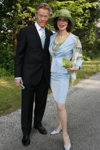08-06-2006 SHOWBIZZ; HARINGPARTY IS OOK MET ORANJEKOORTS BESMET.Op de 45ste Nationale Haringpartij op het prachtige landgoed van Kasteel Neijenrode in Breukelen was de oude haring nog net niet oranje.Wel veel dames en heren waren in het oranje getint zoals o.a. dassen,jurkjes,schoenen en natuurlijk de hoedjes. Het leverde als elk jaar weer een prachtig schouwspel op in het heerlijke zomerse zonlicht.Vele honderden genodigden waren weer naar Breukelen afgereist om een oud haringtje te nuttigen.Er waren weer tal van bekenden uit de mode, politiek,showbizz en media wereld aanwezig. De haring smaakte prima, de wijn was al vroeg op en de sfeer was top zoals al 45 jaar bij het haring happen. Hopelijk zijn er volgend jaar weer de echte Hollandsche nieuwe maatjes aanwezig.
foto: Albert den Iseger.