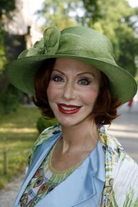 08-06-2006 SHOWBIZZ; HARINGPARTY IS OOK MET ORANJEKOORTS BESMET.Op de 45ste Nationale Haringpartij op het prachtige landgoed van Kasteel Neijenrode in Breukelen was de oude haring nog net niet oranje.Wel veel dames en heren waren in het oranje getint zoals o.a. dassen,jurkjes,schoenen en natuurlijk de hoedjes. Het leverde als elk jaar weer een prachtig schouwspel op in het heerlijke zomerse zonlicht.Vele honderden genodigden waren weer naar Breukelen afgereist om een oud haringtje te nuttigen.Er waren weer tal van bekenden uit de mode, politiek,showbizz en media wereld aanwezig. De haring smaakte prima, de wijn was al vroeg op en de sfeer was top zoals al 45 jaar bij het haring happen. Hopelijk zijn er volgend jaar weer de echte Hollandsche nieuwe maatjes aanwezig.
foto: Albert den Iseger.