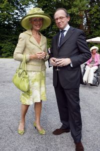 08-06-2006 SHOWBIZZ; HARINGPARTY IS OOK MET ORANJEKOORTS BESMET.Op de 45ste Nationale Haringpartij op het prachtige landgoed van Kasteel Neijenrode in Breukelen was de oude haring nog net niet oranje.Wel veel dames en heren waren in het oranje getint zoals o.a. dassen,jurkjes,schoenen en natuurlijk de hoedjes. Het leverde als elk jaar weer een prachtig schouwspel op in het heerlijke zomerse zonlicht.Vele honderden genodigden waren weer naar Breukelen afgereist om een oud haringtje te nuttigen.Er waren weer tal van bekenden uit de mode, politiek,showbizz en media wereld aanwezig. De haring smaakte prima, de wijn was al vroeg op en de sfeer was top zoals al 45 jaar bij het haring happen. Hopelijk zijn er volgend jaar weer de echte Hollandsche nieuwe maatjes aanwezig.
foto: Albert den Iseger.
