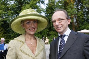 08-06-2006 SHOWBIZZ; HARINGPARTY IS OOK MET ORANJEKOORTS BESMET.Op de 45ste Nationale Haringpartij op het prachtige landgoed van Kasteel Neijenrode in Breukelen was de oude haring nog net niet oranje.Wel veel dames en heren waren in het oranje getint zoals o.a. dassen,jurkjes,schoenen en natuurlijk de hoedjes. Het leverde als elk jaar weer een prachtig schouwspel op in het heerlijke zomerse zonlicht.Vele honderden genodigden waren weer naar Breukelen afgereist om een oud haringtje te nuttigen.Er waren weer tal van bekenden uit de mode, politiek,showbizz en media wereld aanwezig. De haring smaakte prima, de wijn was al vroeg op en de sfeer was top zoals al 45 jaar bij het haring happen. Hopelijk zijn er volgend jaar weer de echte Hollandsche nieuwe maatjes aanwezig.
foto: Albert den Iseger.