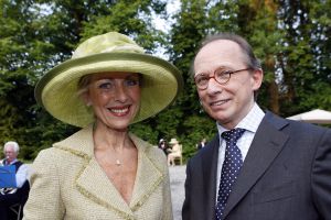 08-06-2006 SHOWBIZZ; HARINGPARTY IS OOK MET ORANJEKOORTS BESMET.Op de 45ste Nationale Haringpartij op het prachtige landgoed van Kasteel Neijenrode in Breukelen was de oude haring nog net niet oranje.Wel veel dames en heren waren in het oranje getint zoals o.a. dassen,jurkjes,schoenen en natuurlijk de hoedjes. Het leverde als elk jaar weer een prachtig schouwspel op in het heerlijke zomerse zonlicht.Vele honderden genodigden waren weer naar Breukelen afgereist om een oud haringtje te nuttigen.Er waren weer tal van bekenden uit de mode, politiek,showbizz en media wereld aanwezig. De haring smaakte prima, de wijn was al vroeg op en de sfeer was top zoals al 45 jaar bij het haring happen. Hopelijk zijn er volgend jaar weer de echte Hollandsche nieuwe maatjes aanwezig.
foto: Albert den Iseger.