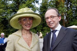 08-06-2006 SHOWBIZZ; HARINGPARTY IS OOK MET ORANJEKOORTS BESMET.Op de 45ste Nationale Haringpartij op het prachtige landgoed van Kasteel Neijenrode in Breukelen was de oude haring nog net niet oranje.Wel veel dames en heren waren in het oranje getint zoals o.a. dassen,jurkjes,schoenen en natuurlijk de hoedjes. Het leverde als elk jaar weer een prachtig schouwspel op in het heerlijke zomerse zonlicht.Vele honderden genodigden waren weer naar Breukelen afgereist om een oud haringtje te nuttigen.Er waren weer tal van bekenden uit de mode, politiek,showbizz en media wereld aanwezig. De haring smaakte prima, de wijn was al vroeg op en de sfeer was top zoals al 45 jaar bij het haring happen. Hopelijk zijn er volgend jaar weer de echte Hollandsche nieuwe maatjes aanwezig.
foto: Albert den Iseger.