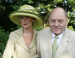 08-06-2006 SHOWBIZZ; HARINGPARTY IS OOK MET ORANJEKOORTS BESMET.Op de 45ste Nationale Haringpartij op het prachtige landgoed van Kasteel Neijenrode in Breukelen was de oude haring nog net niet oranje.Wel veel dames en heren waren in het oranje getint zoals o.a. dassen,jurkjes,schoenen en natuurlijk de hoedjes. Het leverde als elk jaar weer een prachtig schouwspel op in het heerlijke zomerse zonlicht.Vele honderden genodigden waren weer naar Breukelen afgereist om een oud haringtje te nuttigen.Er waren weer tal van bekenden uit de mode, politiek,showbizz en media wereld aanwezig. De haring smaakte prima, de wijn was al vroeg op en de sfeer was top zoals al 45 jaar bij het haring happen. Hopelijk zijn er volgend jaar weer de echte Hollandsche nieuwe maatjes aanwezig.
foto: Albert den Iseger.