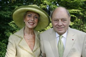 08-06-2006 SHOWBIZZ; HARINGPARTY IS OOK MET ORANJEKOORTS BESMET.Op de 45ste Nationale Haringpartij op het prachtige landgoed van Kasteel Neijenrode in Breukelen was de oude haring nog net niet oranje.Wel veel dames en heren waren in het oranje getint zoals o.a. dassen,jurkjes,schoenen en natuurlijk de hoedjes. Het leverde als elk jaar weer een prachtig schouwspel op in het heerlijke zomerse zonlicht.Vele honderden genodigden waren weer naar Breukelen afgereist om een oud haringtje te nuttigen.Er waren weer tal van bekenden uit de mode, politiek,showbizz en media wereld aanwezig. De haring smaakte prima, de wijn was al vroeg op en de sfeer was top zoals al 45 jaar bij het haring happen. Hopelijk zijn er volgend jaar weer de echte Hollandsche nieuwe maatjes aanwezig.
foto: Albert den Iseger.