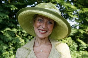 08-06-2006 SHOWBIZZ; HARINGPARTY IS OOK MET ORANJEKOORTS BESMET.Op de 45ste Nationale Haringpartij op het prachtige landgoed van Kasteel Neijenrode in Breukelen was de oude haring nog net niet oranje.Wel veel dames en heren waren in het oranje getint zoals o.a. dassen,jurkjes,schoenen en natuurlijk de hoedjes. Het leverde als elk jaar weer een prachtig schouwspel op in het heerlijke zomerse zonlicht.Vele honderden genodigden waren weer naar Breukelen afgereist om een oud haringtje te nuttigen.Er waren weer tal van bekenden uit de mode, politiek,showbizz en media wereld aanwezig. De haring smaakte prima, de wijn was al vroeg op en de sfeer was top zoals al 45 jaar bij het haring happen. Hopelijk zijn er volgend jaar weer de echte Hollandsche nieuwe maatjes aanwezig.
foto: Albert den Iseger.