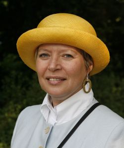 08-06-2006 SHOWBIZZ; HARINGPARTY IS OOK MET ORANJEKOORTS BESMET.Op de 45ste Nationale Haringpartij op het prachtige landgoed van Kasteel Neijenrode in Breukelen was de oude haring nog net niet oranje.Wel veel dames en heren waren in het oranje getint zoals o.a. dassen,jurkjes,schoenen en natuurlijk de hoedjes. Het leverde als elk jaar weer een prachtig schouwspel op in het heerlijke zomerse zonlicht.Vele honderden genodigden waren weer naar Breukelen afgereist om een oud haringtje te nuttigen.Er waren weer tal van bekenden uit de mode, politiek,showbizz en media wereld aanwezig. De haring smaakte prima, de wijn was al vroeg op en de sfeer was top zoals al 45 jaar bij het haring happen. Hopelijk zijn er volgend jaar weer de echte Hollandsche nieuwe maatjes aanwezig.
foto: Albert den Iseger.