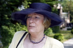 08-06-2006 SHOWBIZZ; HARINGPARTY IS OOK MET ORANJEKOORTS BESMET.Op de 45ste Nationale Haringpartij op het prachtige landgoed van Kasteel Neijenrode in Breukelen was de oude haring nog net niet oranje.Wel veel dames en heren waren in het oranje getint zoals o.a. dassen,jurkjes,schoenen en natuurlijk de hoedjes. Het leverde als elk jaar weer een prachtig schouwspel op in het heerlijke zomerse zonlicht.Vele honderden genodigden waren weer naar Breukelen afgereist om een oud haringtje te nuttigen.Er waren weer tal van bekenden uit de mode, politiek,showbizz en media wereld aanwezig. De haring smaakte prima, de wijn was al vroeg op en de sfeer was top zoals al 45 jaar bij het haring happen. Hopelijk zijn er volgend jaar weer de echte Hollandsche nieuwe maatjes aanwezig.
foto: Albert den Iseger.