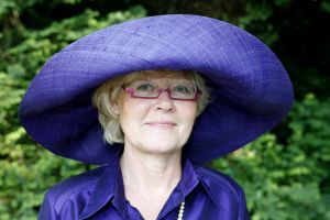 08-06-2006 SHOWBIZZ; HARINGPARTY IS OOK MET ORANJEKOORTS BESMET.Op de 45ste Nationale Haringpartij op het prachtige landgoed van Kasteel Neijenrode in Breukelen was de oude haring nog net niet oranje.Wel veel dames en heren waren in het oranje getint zoals o.a. dassen,jurkjes,schoenen en natuurlijk de hoedjes. Het leverde als elk jaar weer een prachtig schouwspel op in het heerlijke zomerse zonlicht.Vele honderden genodigden waren weer naar Breukelen afgereist om een oud haringtje te nuttigen.Er waren weer tal van bekenden uit de mode, politiek,showbizz en media wereld aanwezig. De haring smaakte prima, de wijn was al vroeg op en de sfeer was top zoals al 45 jaar bij het haring happen. Hopelijk zijn er volgend jaar weer de echte Hollandsche nieuwe maatjes aanwezig.
foto: Albert den Iseger.