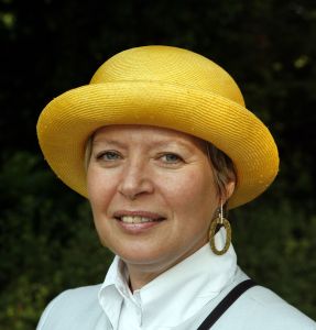 08-06-2006 SHOWBIZZ; HARINGPARTY IS OOK MET ORANJEKOORTS BESMET.Op de 45ste Nationale Haringpartij op het prachtige landgoed van Kasteel Neijenrode in Breukelen was de oude haring nog net niet oranje.Wel veel dames en heren waren in het oranje getint zoals o.a. dassen,jurkjes,schoenen en natuurlijk de hoedjes. Het leverde als elk jaar weer een prachtig schouwspel op in het heerlijke zomerse zonlicht.Vele honderden genodigden waren weer naar Breukelen afgereist om een oud haringtje te nuttigen.Er waren weer tal van bekenden uit de mode, politiek,showbizz en media wereld aanwezig. De haring smaakte prima, de wijn was al vroeg op en de sfeer was top zoals al 45 jaar bij het haring happen. Hopelijk zijn er volgend jaar weer de echte Hollandsche nieuwe maatjes aanwezig.
foto: Albert den Iseger.