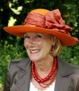 08-06-2006 SHOWBIZZ; HARINGPARTY IS OOK MET ORANJEKOORTS BESMET.Op de 45ste Nationale Haringpartij op het prachtige landgoed van Kasteel Neijenrode in Breukelen was de oude haring nog net niet oranje.Wel veel dames en heren waren in het oranje getint zoals o.a. dassen,jurkjes,schoenen en natuurlijk de hoedjes. Het leverde als elk jaar weer een prachtig schouwspel op in het heerlijke zomerse zonlicht.Vele honderden genodigden waren weer naar Breukelen afgereist om een oud haringtje te nuttigen.Er waren weer tal van bekenden uit de mode, politiek,showbizz en media wereld aanwezig. De haring smaakte prima, de wijn was al vroeg op en de sfeer was top zoals al 45 jaar bij het haring happen. Hopelijk zijn er volgend jaar weer de echte Hollandsche nieuwe maatjes aanwezig.
foto: Albert den Iseger.