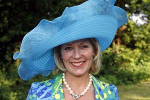 08-06-2006 SHOWBIZZ; HARINGPARTY IS OOK MET ORANJEKOORTS BESMET.Op de 45ste Nationale Haringpartij op het prachtige landgoed van Kasteel Neijenrode in Breukelen was de oude haring nog net niet oranje.Wel veel dames en heren waren in het oranje getint zoals o.a. dassen,jurkjes,schoenen en natuurlijk de hoedjes. Het leverde als elk jaar weer een prachtig schouwspel op in het heerlijke zomerse zonlicht.Vele honderden genodigden waren weer naar Breukelen afgereist om een oud haringtje te nuttigen.Er waren weer tal van bekenden uit de mode, politiek,showbizz en media wereld aanwezig. De haring smaakte prima, de wijn was al vroeg op en de sfeer was top zoals al 45 jaar bij het haring happen. Hopelijk zijn er volgend jaar weer de echte Hollandsche nieuwe maatjes aanwezig.
foto: Albert den Iseger.