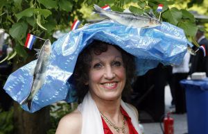 08-06-2006 SHOWBIZZ; HARINGPARTY IS OOK MET ORANJEKOORTS BESMET.Op de 45ste Nationale Haringpartij op het prachtige landgoed van Kasteel Neijenrode in Breukelen was de oude haring nog net niet oranje.Wel veel dames en heren waren in het oranje getint zoals o.a. dassen,jurkjes,schoenen en natuurlijk de hoedjes. Het leverde als elk jaar weer een prachtig schouwspel op in het heerlijke zomerse zonlicht.Vele honderden genodigden waren weer naar Breukelen afgereist om een oud haringtje te nuttigen.Er waren weer tal van bekenden uit de mode, politiek,showbizz en media wereld aanwezig. De haring smaakte prima, de wijn was al vroeg op en de sfeer was top zoals al 45 jaar bij het haring happen. Hopelijk zijn er volgend jaar weer de echte Hollandsche nieuwe maatjes aanwezig.
foto: Albert den Iseger.
