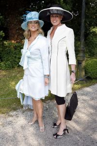 08-06-2006 SHOWBIZZ; HARINGPARTY IS OOK MET ORANJEKOORTS BESMET.Op de 45ste Nationale Haringpartij op het prachtige landgoed van Kasteel Neijenrode in Breukelen was de oude haring nog net niet oranje.Wel veel dames en heren waren in het oranje getint zoals o.a. dassen,jurkjes,schoenen en natuurlijk de hoedjes. Het leverde als elk jaar weer een prachtig schouwspel op in het heerlijke zomerse zonlicht.Vele honderden genodigden waren weer naar Breukelen afgereist om een oud haringtje te nuttigen.Er waren weer tal van bekenden uit de mode, politiek,showbizz en media wereld aanwezig. De haring smaakte prima, de wijn was al vroeg op en de sfeer was top zoals al 45 jaar bij het haring happen. Hopelijk zijn er volgend jaar weer de echte Hollandsche nieuwe maatjes aanwezig.
foto: Albert den Iseger.