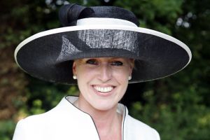 08-06-2006 SHOWBIZZ; HARINGPARTY IS OOK MET ORANJEKOORTS BESMET.Op de 45ste Nationale Haringpartij op het prachtige landgoed van Kasteel Neijenrode in Breukelen was de oude haring nog net niet oranje.Wel veel dames en heren waren in het oranje getint zoals o.a. dassen,jurkjes,schoenen en natuurlijk de hoedjes. Het leverde als elk jaar weer een prachtig schouwspel op in het heerlijke zomerse zonlicht.Vele honderden genodigden waren weer naar Breukelen afgereist om een oud haringtje te nuttigen.Er waren weer tal van bekenden uit de mode, politiek,showbizz en media wereld aanwezig. De haring smaakte prima, de wijn was al vroeg op en de sfeer was top zoals al 45 jaar bij het haring happen. Hopelijk zijn er volgend jaar weer de echte Hollandsche nieuwe maatjes aanwezig.
foto: Albert den Iseger.