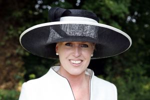 08-06-2006 SHOWBIZZ; HARINGPARTY IS OOK MET ORANJEKOORTS BESMET.Op de 45ste Nationale Haringpartij op het prachtige landgoed van Kasteel Neijenrode in Breukelen was de oude haring nog net niet oranje.Wel veel dames en heren waren in het oranje getint zoals o.a. dassen,jurkjes,schoenen en natuurlijk de hoedjes. Het leverde als elk jaar weer een prachtig schouwspel op in het heerlijke zomerse zonlicht.Vele honderden genodigden waren weer naar Breukelen afgereist om een oud haringtje te nuttigen.Er waren weer tal van bekenden uit de mode, politiek,showbizz en media wereld aanwezig. De haring smaakte prima, de wijn was al vroeg op en de sfeer was top zoals al 45 jaar bij het haring happen. Hopelijk zijn er volgend jaar weer de echte Hollandsche nieuwe maatjes aanwezig.
foto: Albert den Iseger.