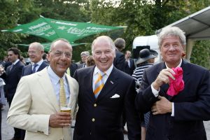 08-06-2006 SHOWBIZZ; HARINGPARTY IS OOK MET ORANJEKOORTS BESMET.Op de 45ste Nationale Haringpartij op het prachtige landgoed van Kasteel Neijenrode in Breukelen was de oude haring nog net niet oranje.Wel veel dames en heren waren in het oranje getint zoals o.a. dassen,jurkjes,schoenen en natuurlijk de hoedjes. Het leverde als elk jaar weer een prachtig schouwspel op in het heerlijke zomerse zonlicht.Vele honderden genodigden waren weer naar Breukelen afgereist om een oud haringtje te nuttigen.Er waren weer tal van bekenden uit de mode, politiek,showbizz en media wereld aanwezig. De haring smaakte prima, de wijn was al vroeg op en de sfeer was top zoals al 45 jaar bij het haring happen. Hopelijk zijn er volgend jaar weer de echte Hollandsche nieuwe maatjes aanwezig.
foto: Albert den Iseger.