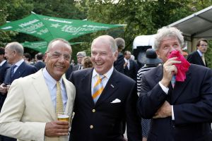 08-06-2006 SHOWBIZZ; HARINGPARTY IS OOK MET ORANJEKOORTS BESMET.Op de 45ste Nationale Haringpartij op het prachtige landgoed van Kasteel Neijenrode in Breukelen was de oude haring nog net niet oranje.Wel veel dames en heren waren in het oranje getint zoals o.a. dassen,jurkjes,schoenen en natuurlijk de hoedjes. Het leverde als elk jaar weer een prachtig schouwspel op in het heerlijke zomerse zonlicht.Vele honderden genodigden waren weer naar Breukelen afgereist om een oud haringtje te nuttigen.Er waren weer tal van bekenden uit de mode, politiek,showbizz en media wereld aanwezig. De haring smaakte prima, de wijn was al vroeg op en de sfeer was top zoals al 45 jaar bij het haring happen. Hopelijk zijn er volgend jaar weer de echte Hollandsche nieuwe maatjes aanwezig.
foto: Albert den Iseger.