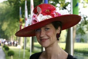 08-06-2006 SHOWBIZZ; HARINGPARTY IS OOK MET ORANJEKOORTS BESMET.Op de 45ste Nationale Haringpartij op het prachtige landgoed van Kasteel Neijenrode in Breukelen was de oude haring nog net niet oranje.Wel veel dames en heren waren in het oranje getint zoals o.a. dassen,jurkjes,schoenen en natuurlijk de hoedjes. Het leverde als elk jaar weer een prachtig schouwspel op in het heerlijke zomerse zonlicht.Vele honderden genodigden waren weer naar Breukelen afgereist om een oud haringtje te nuttigen.Er waren weer tal van bekenden uit de mode, politiek,showbizz en media wereld aanwezig. De haring smaakte prima, de wijn was al vroeg op en de sfeer was top zoals al 45 jaar bij het haring happen. Hopelijk zijn er volgend jaar weer de echte Hollandsche nieuwe maatjes aanwezig.
foto: Albert den Iseger.