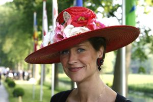 08-06-2006 SHOWBIZZ; HARINGPARTY IS OOK MET ORANJEKOORTS BESMET.Op de 45ste Nationale Haringpartij op het prachtige landgoed van Kasteel Neijenrode in Breukelen was de oude haring nog net niet oranje.Wel veel dames en heren waren in het oranje getint zoals o.a. dassen,jurkjes,schoenen en natuurlijk de hoedjes. Het leverde als elk jaar weer een prachtig schouwspel op in het heerlijke zomerse zonlicht.Vele honderden genodigden waren weer naar Breukelen afgereist om een oud haringtje te nuttigen.Er waren weer tal van bekenden uit de mode, politiek,showbizz en media wereld aanwezig. De haring smaakte prima, de wijn was al vroeg op en de sfeer was top zoals al 45 jaar bij het haring happen. Hopelijk zijn er volgend jaar weer de echte Hollandsche nieuwe maatjes aanwezig.
foto: Albert den Iseger.